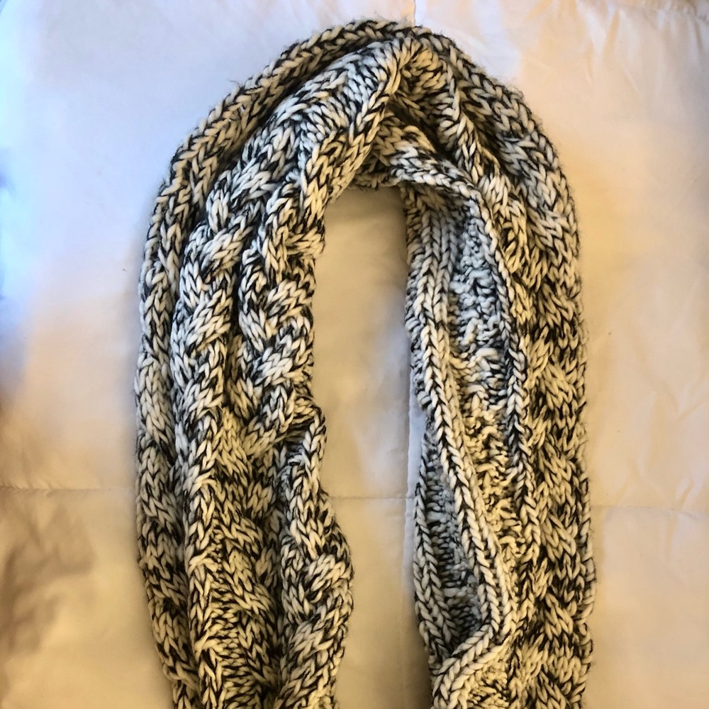 Black & White Circle scarf